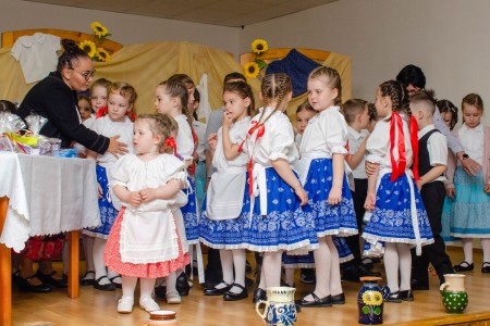 Énekverseny a Farkas Gyula Baptista Baptista Általános Iskola Napraforgó Tagintézményében