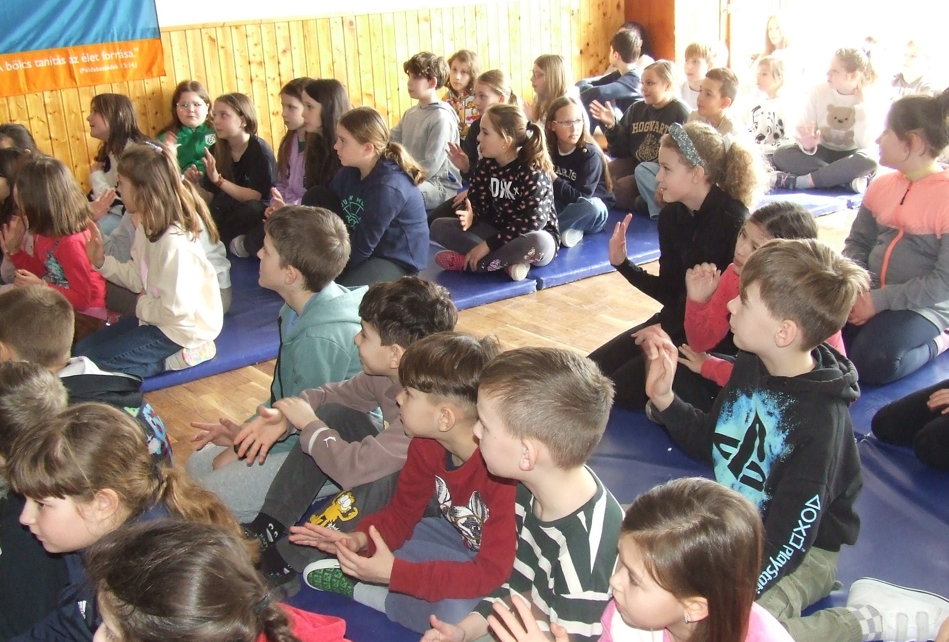 Munkaértekezlet a végtaghiányos gyerekek zenetanulásáért