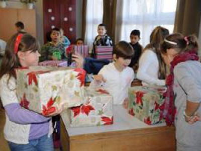 Ezer cipősdoboznyi ajándékot kaptak a beregháti gyerekek 